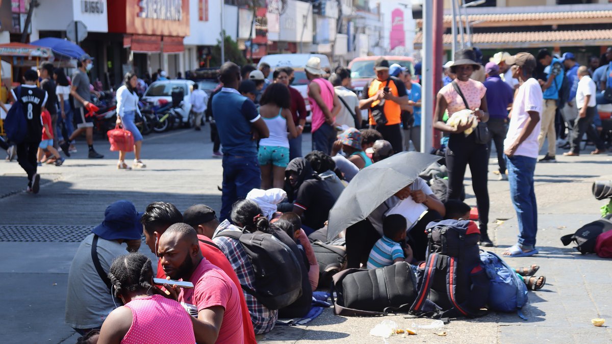Migrantes de diversas nacionalidades descansan en un parque público el 14 de febrero de 2023, en Tapachula, Chiapas (México). 
