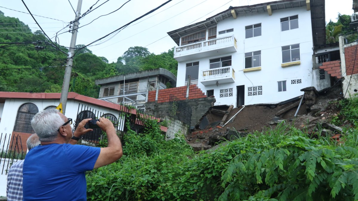 Las personas fotografían lo sucedido en la ciudadela El Paraíso