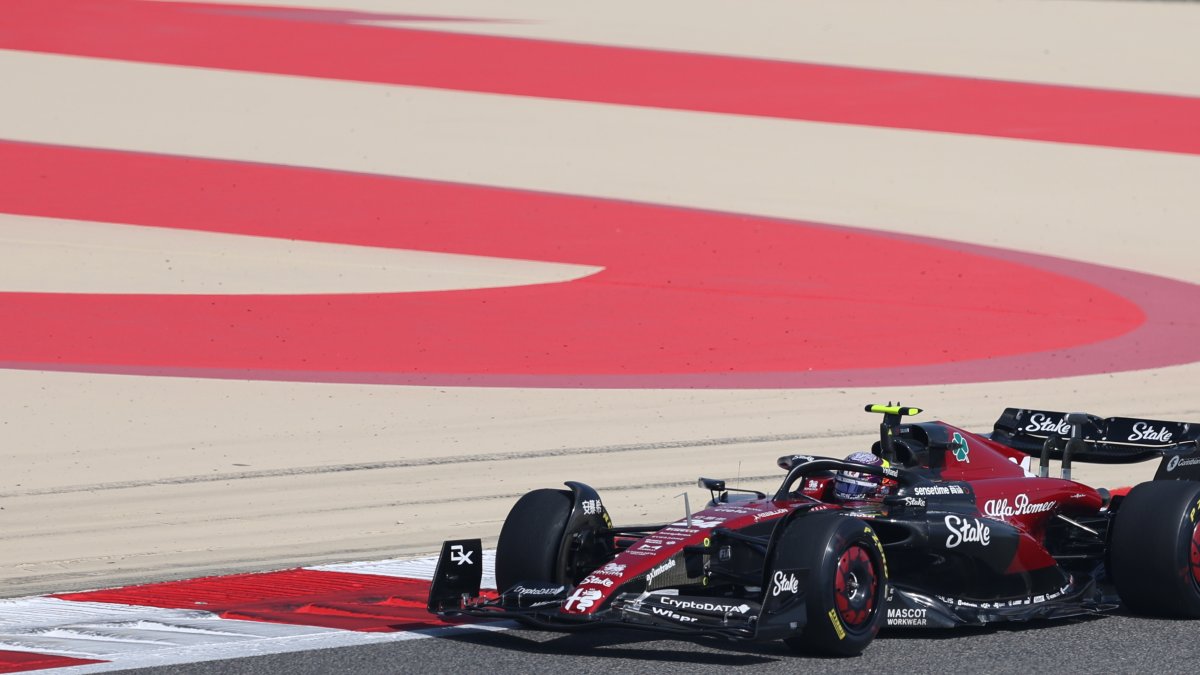 El piloto chino Guanyu Zhou fue el más rápido en los entrenamientos en Baréin.