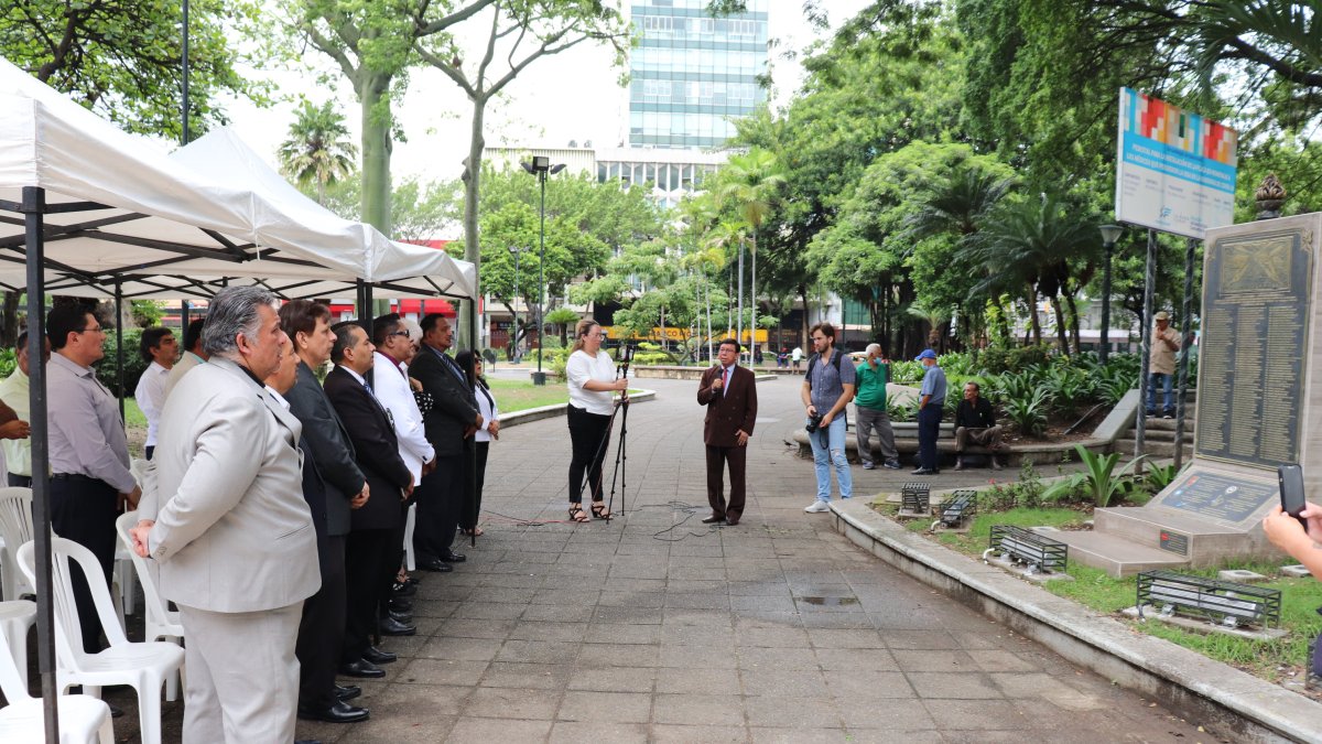 El homenaje se realizó este viernes 24 de febrero, a casi tres años del inicio de la pandemia en el país.
