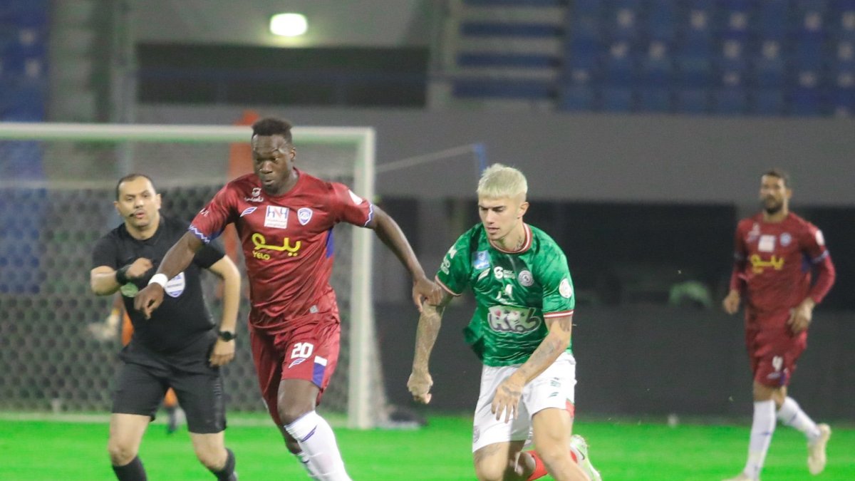 Felipe Caicedo (c), delantero del Abha Club de Arabia Saudita, jugó todo el cotejo en la derrota como local.