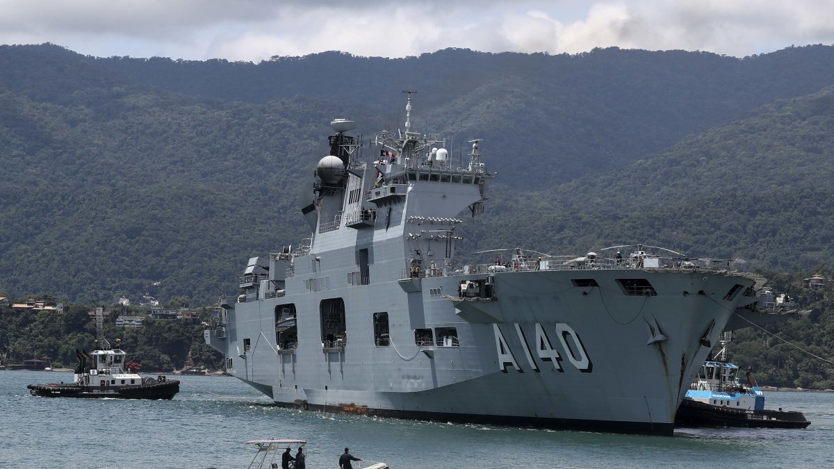  Fotografía del portaaviones que será utilizado como hospital flotante para atención de víctimas de las tempestades en el estado brasileño de Sao Paulo (Brasil). 