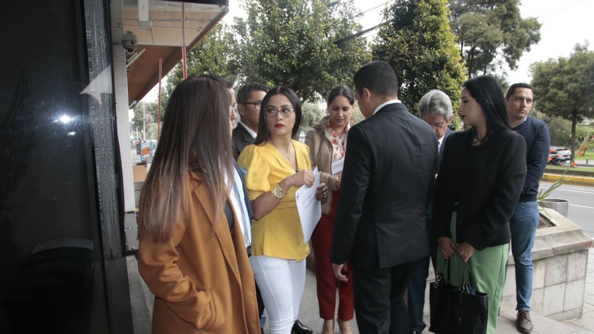 Gestión. Los comisionados han acudido a la Comandancia de Policía para buscar la comparecencia de uniformados.