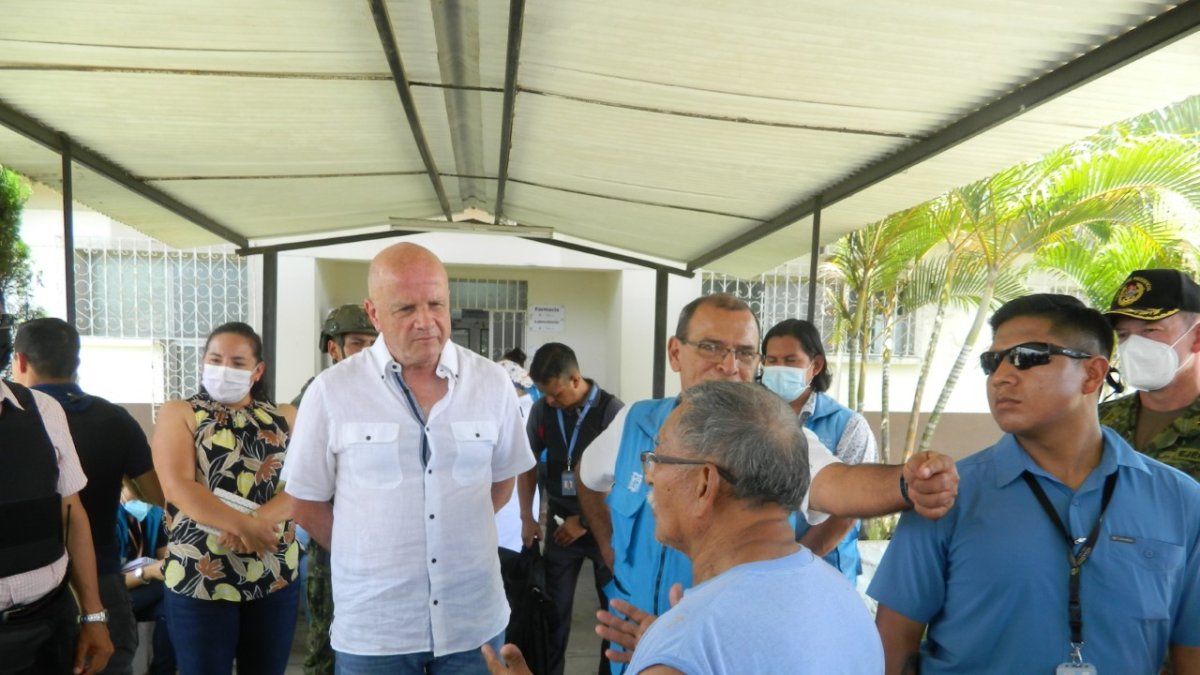 Playas. El segundo mandatario conversó con un usuario del hospital.