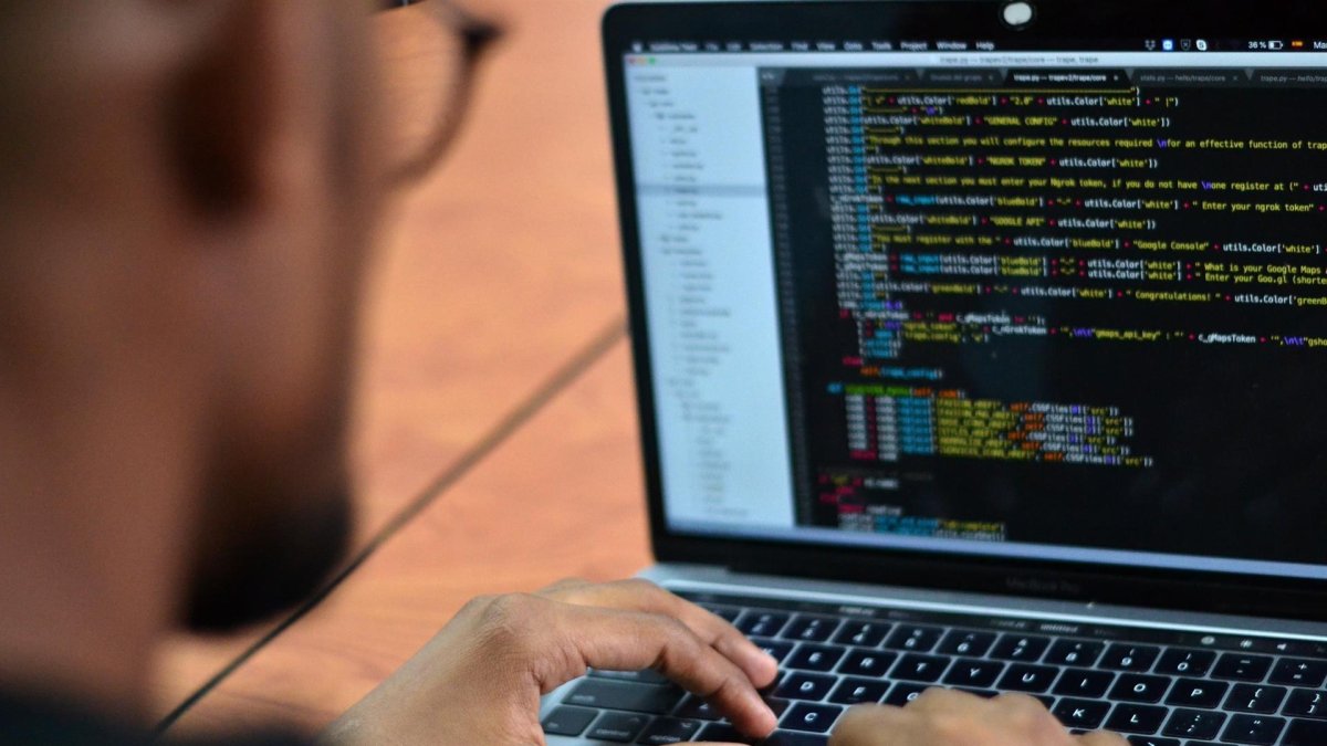 La policía abrió la investigación en marzo de 2021, tras una denuncia de robo de datos y amenazas a una empresa neerlandesa