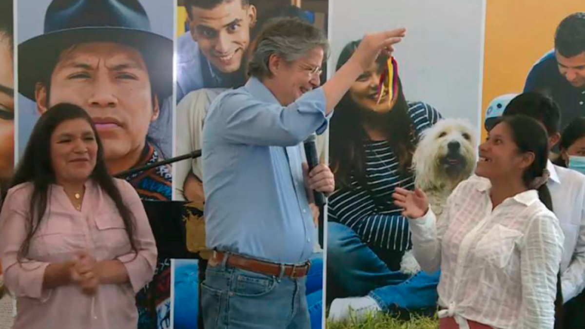 En septiembre pasado, el presidente Guillermo Lasso protagonizó un hecho que fue criticado, en la entrega de casas a familias vulnerables, en Deleg, Azuay. El mandatario amagó a una mujer que esperaba recibir las llaves de una vivienda.