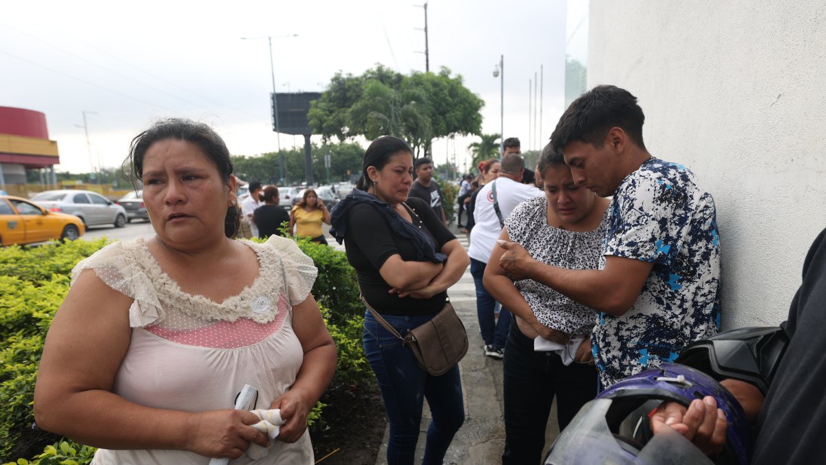 Dolor. Familiares de los atacados a tiros llegaron al centro forense de Guayaquil, para las diligencias de ley.