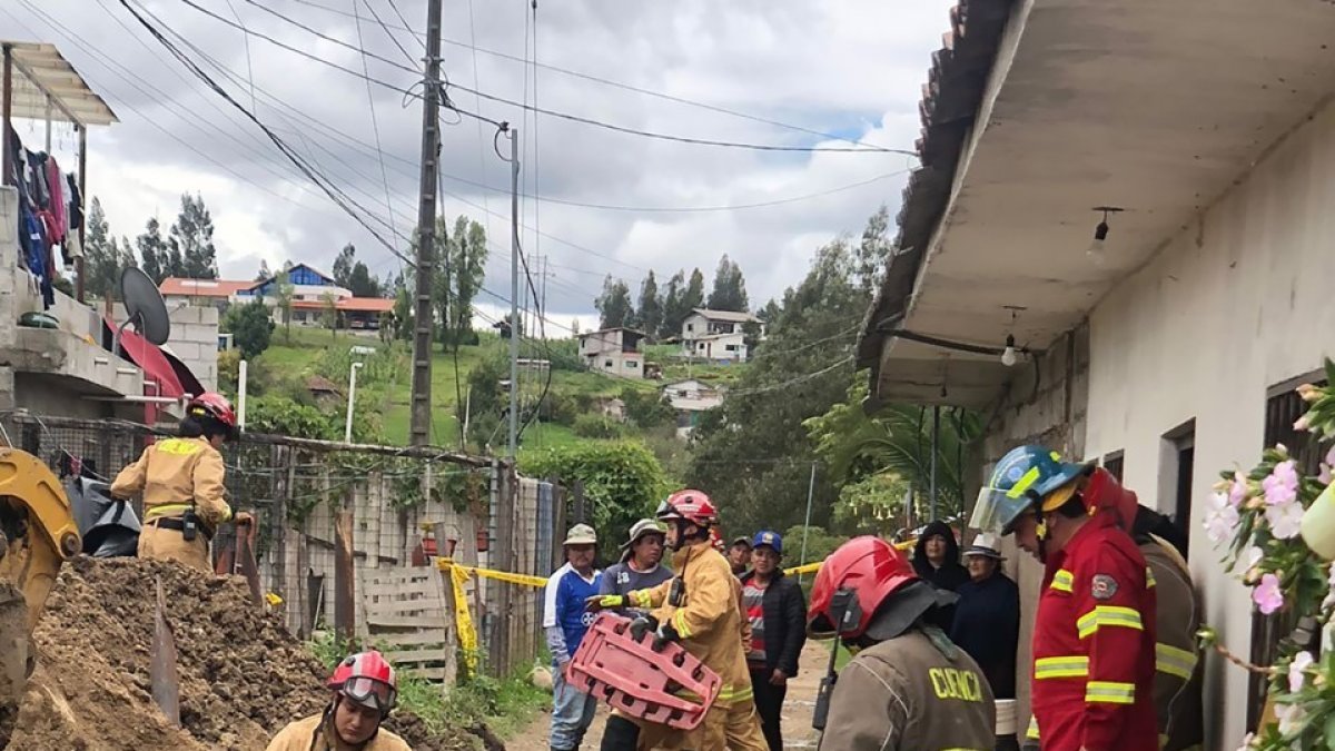 Ricaurte. Bomberos trabajan en el rescate de las víctimas.