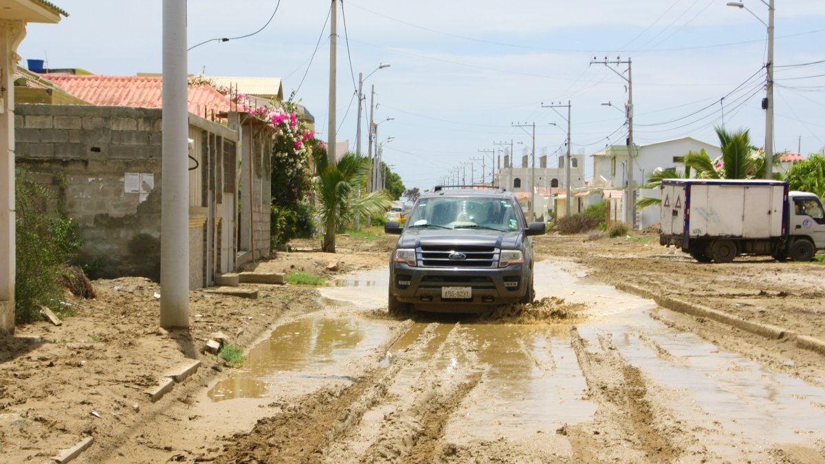 Ante la más mínima garúa, los ciudadanos tienen problemas para movilizarse por la tierra acumulada.