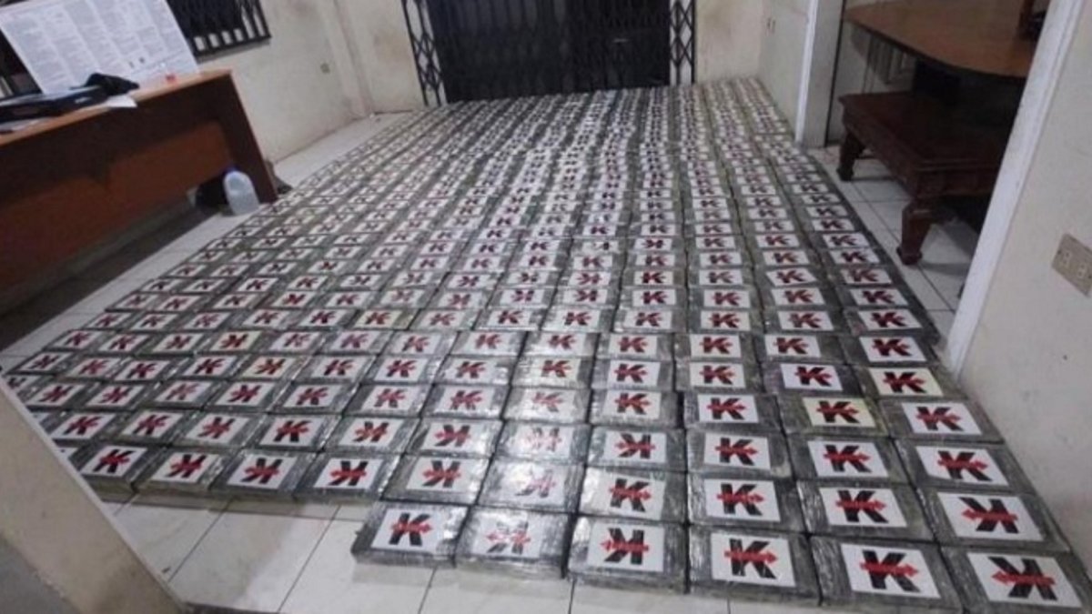 Santa Lucía. La droga aparece colocada sobre el piso de la vivienda.