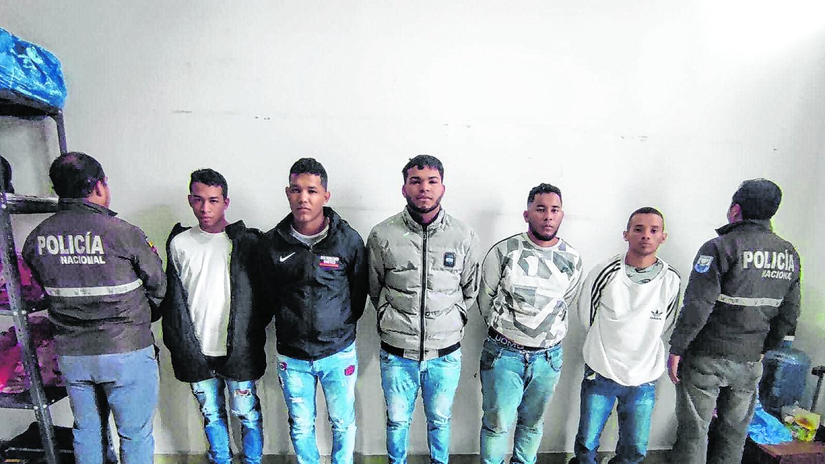 Quito. Algunos de los detenidos tras el operativo policial.