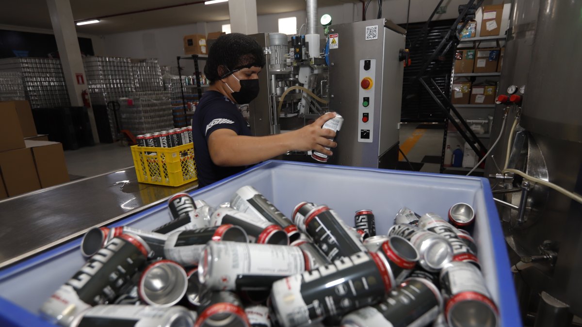 Desarrollo. Las bebidas pasan por un proceso de relleno, sellado del sticker de la marca y sellamiento del envase. Todo este proceso toma alrededor de 10 segundos por lata.
