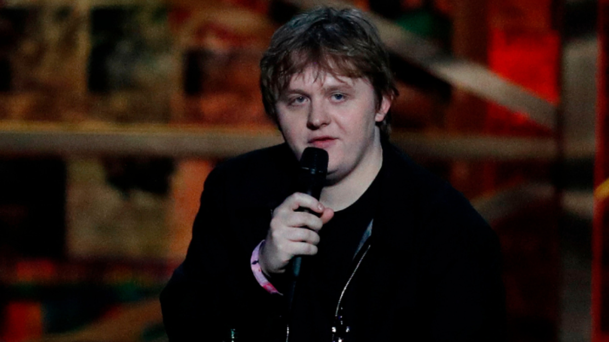 El artista continuó con su interpretación pese a lo ocurrido.