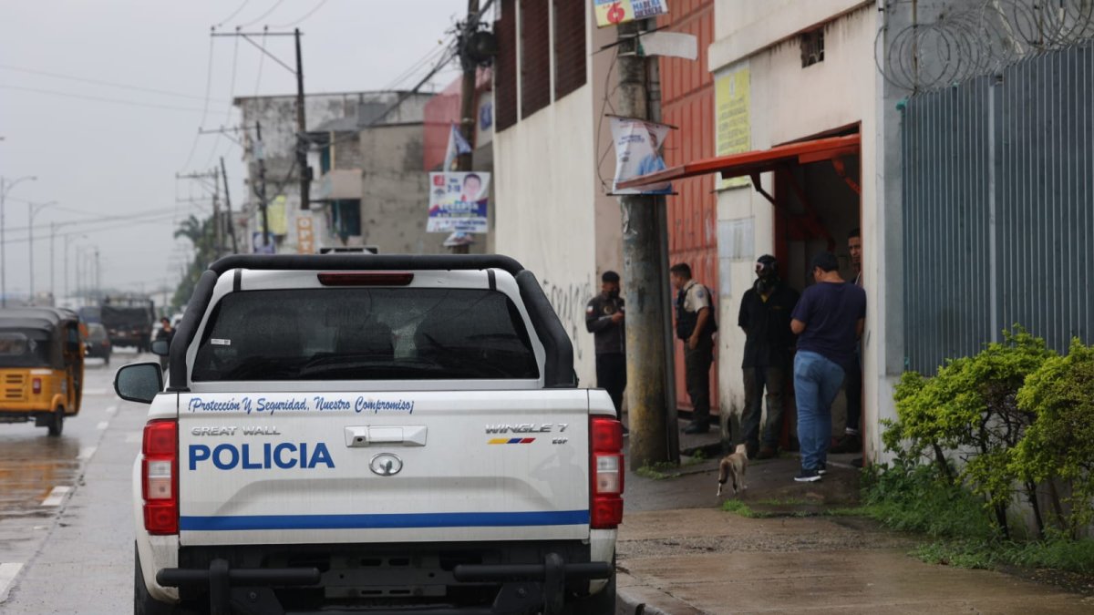 Personal de la Policía llegó al lugar para retirar el explosivo.