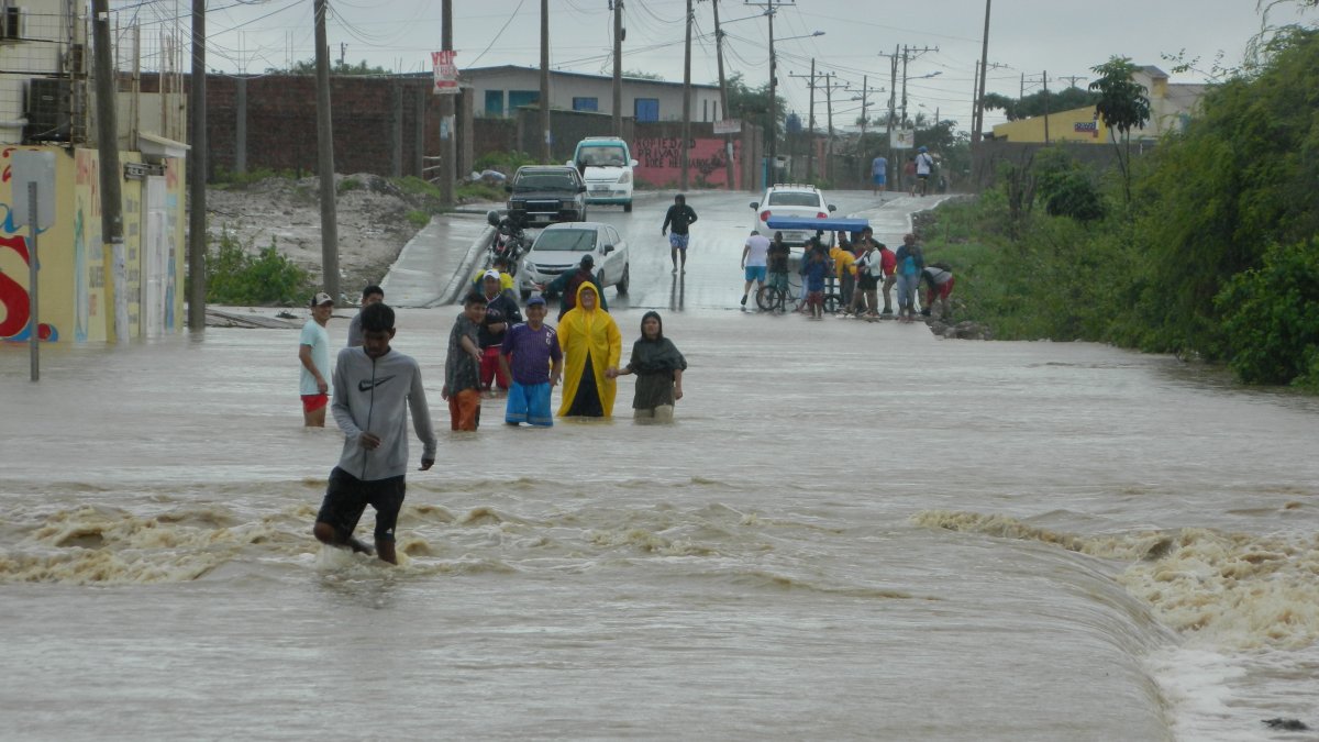 Decenas de familias pidieron ayuda para salir desde varios sectores inundados.