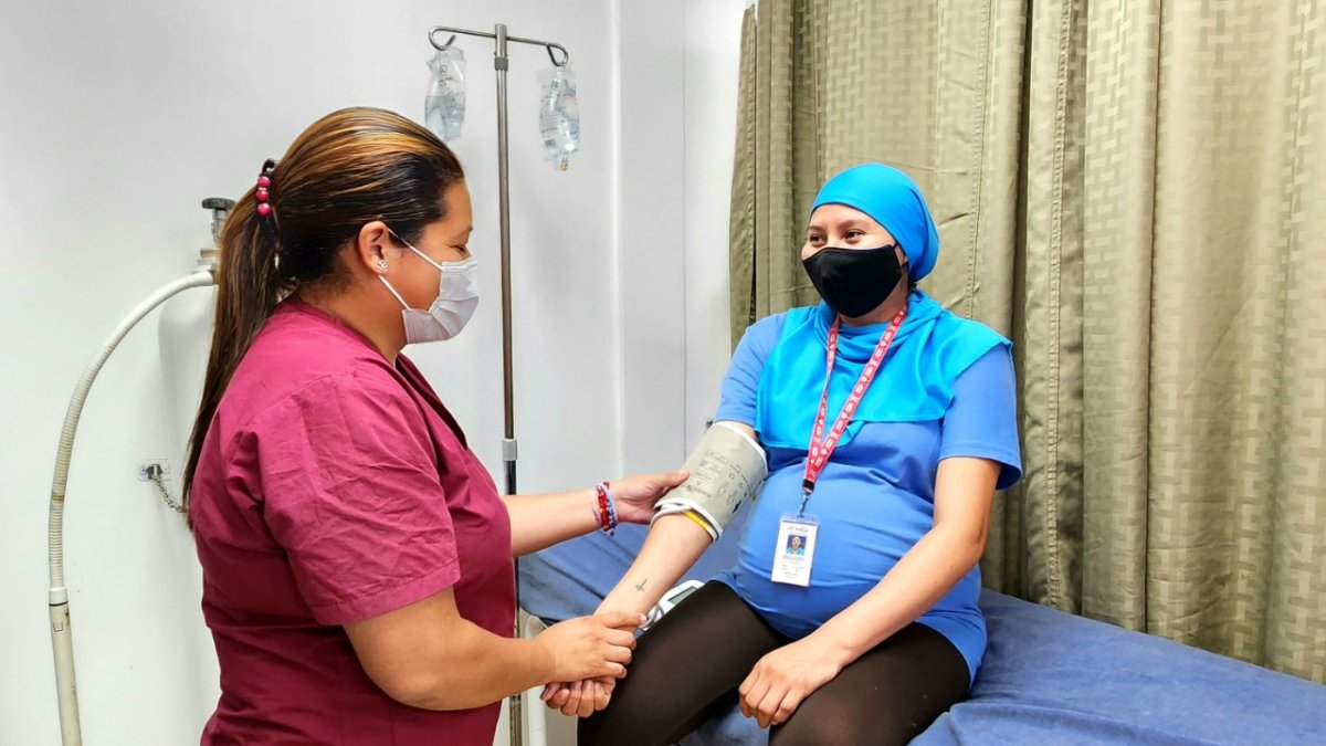 Control. Los chequeos médicos son importantes durante la gestación.