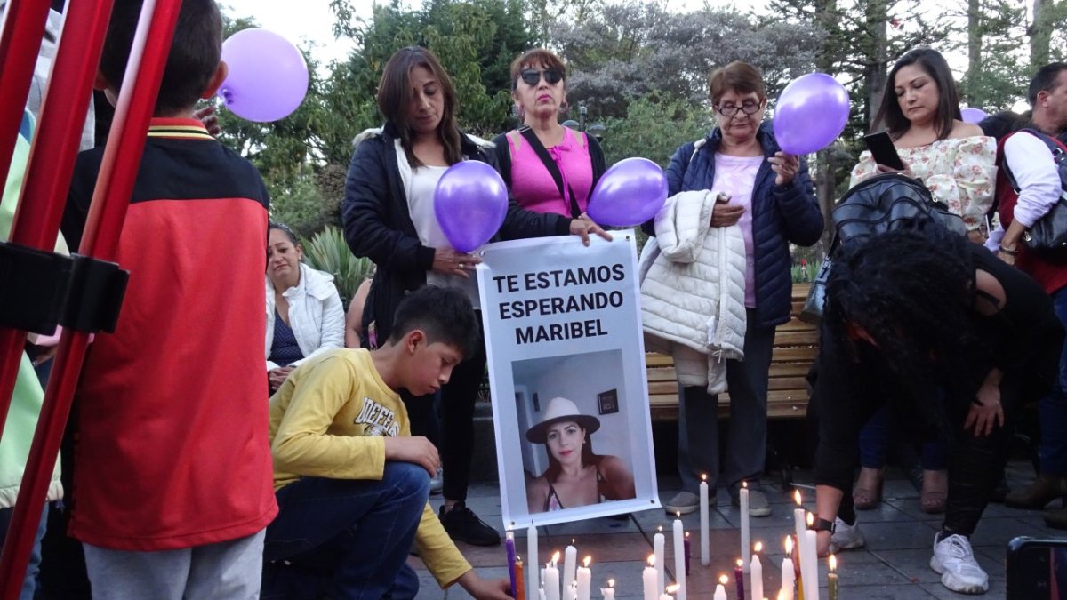 Parientes hicieron un plantones junto al edificio de la gobernación y de la Fiscalía del Azuay.