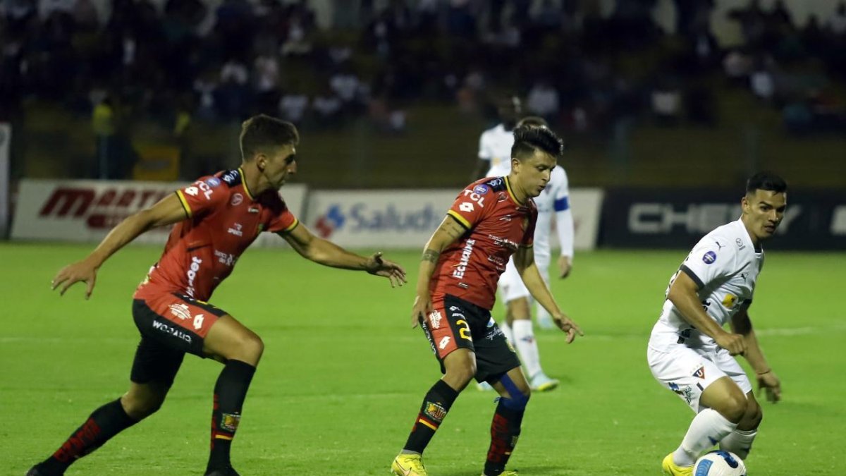 El argentino Bruno Duarte (2) lideró la defensa de Deportivo Cuenca en el triunfo ante Liga de Quito