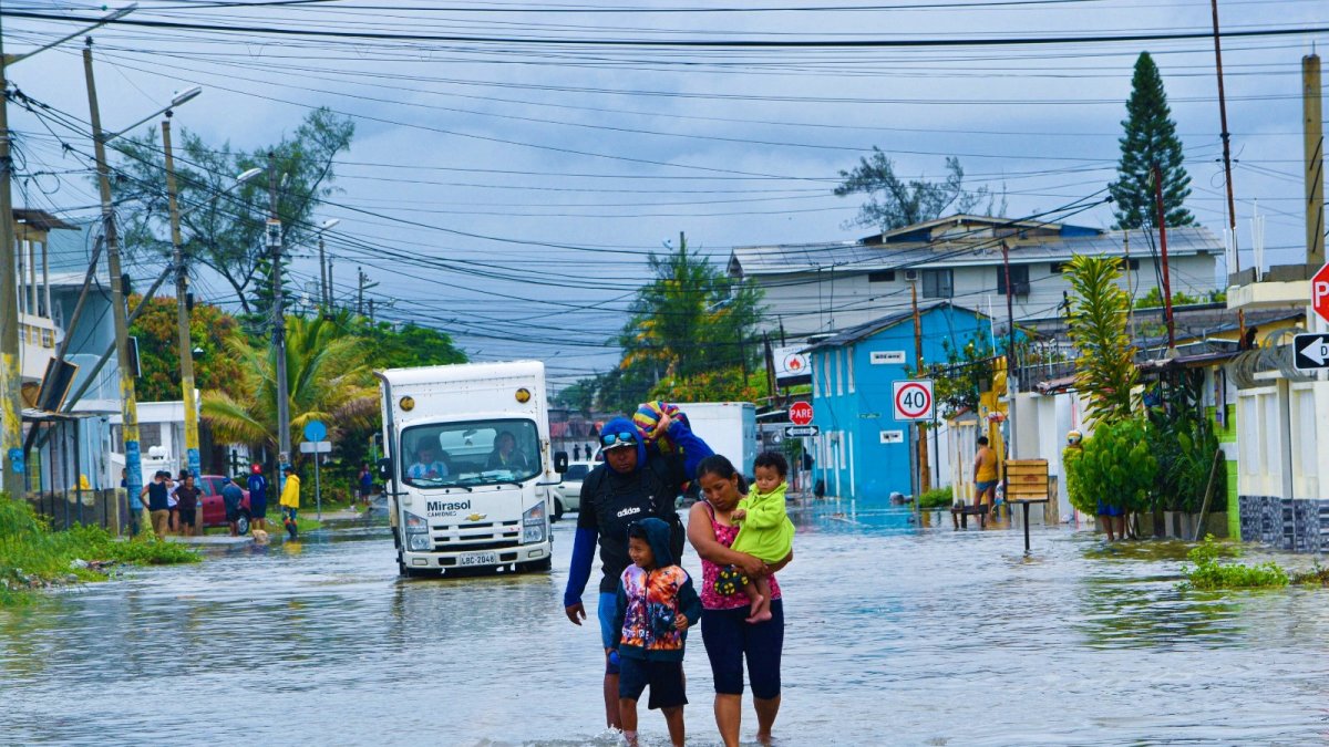 Algunas personas tuvieron que salir de sus viviendas debido al agua acumulada
