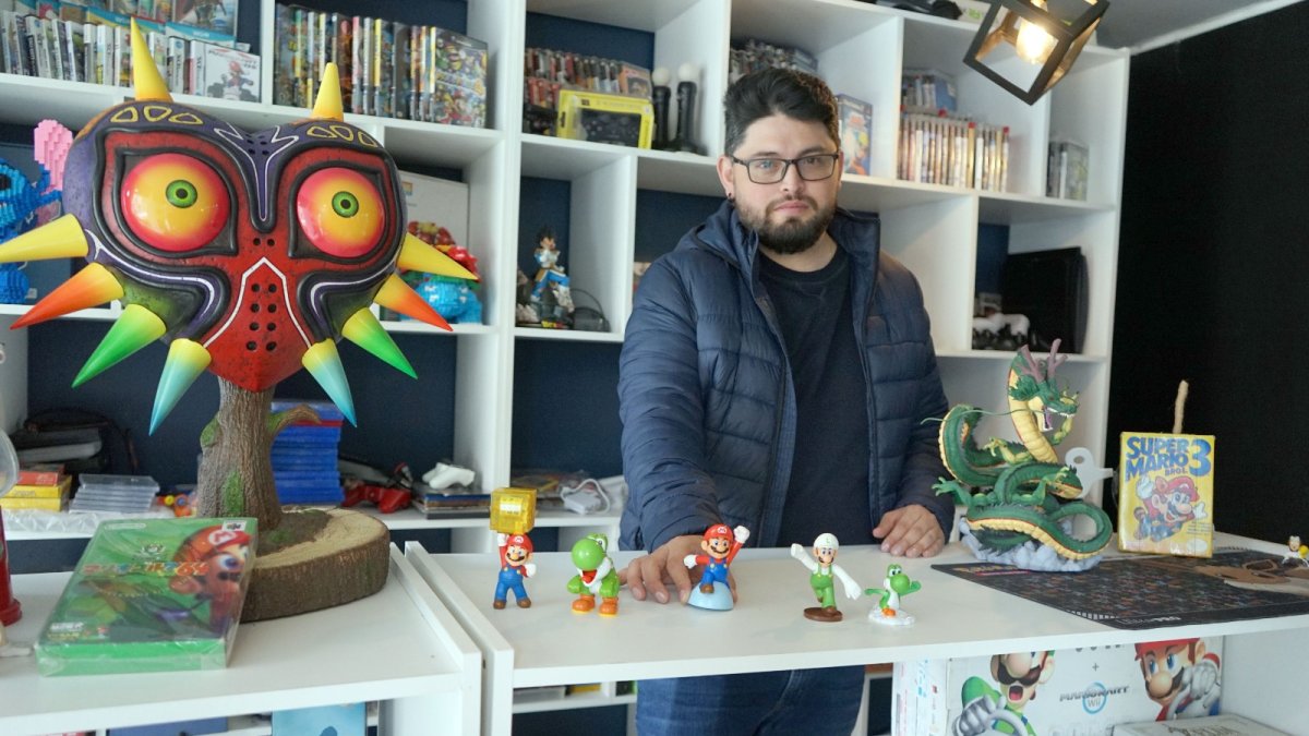 Colección. La máscara de Zelda, de la saga ‘The Legend of Zelda’, está valorada en 1.000 dólares. Es parte del museo de videojuegos de Fabián Proaño.
