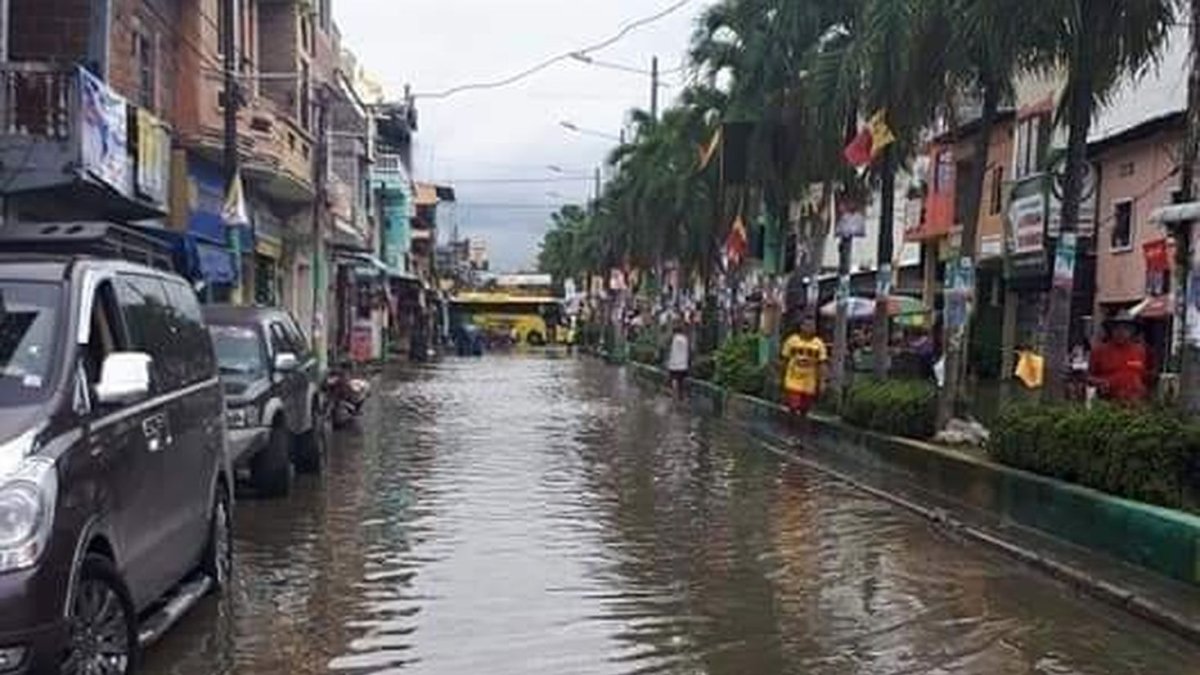 Bombeo. Miembros de la municipalidad se apoyaron en bombas de succión para evacuar la mayor cantidad del líquido