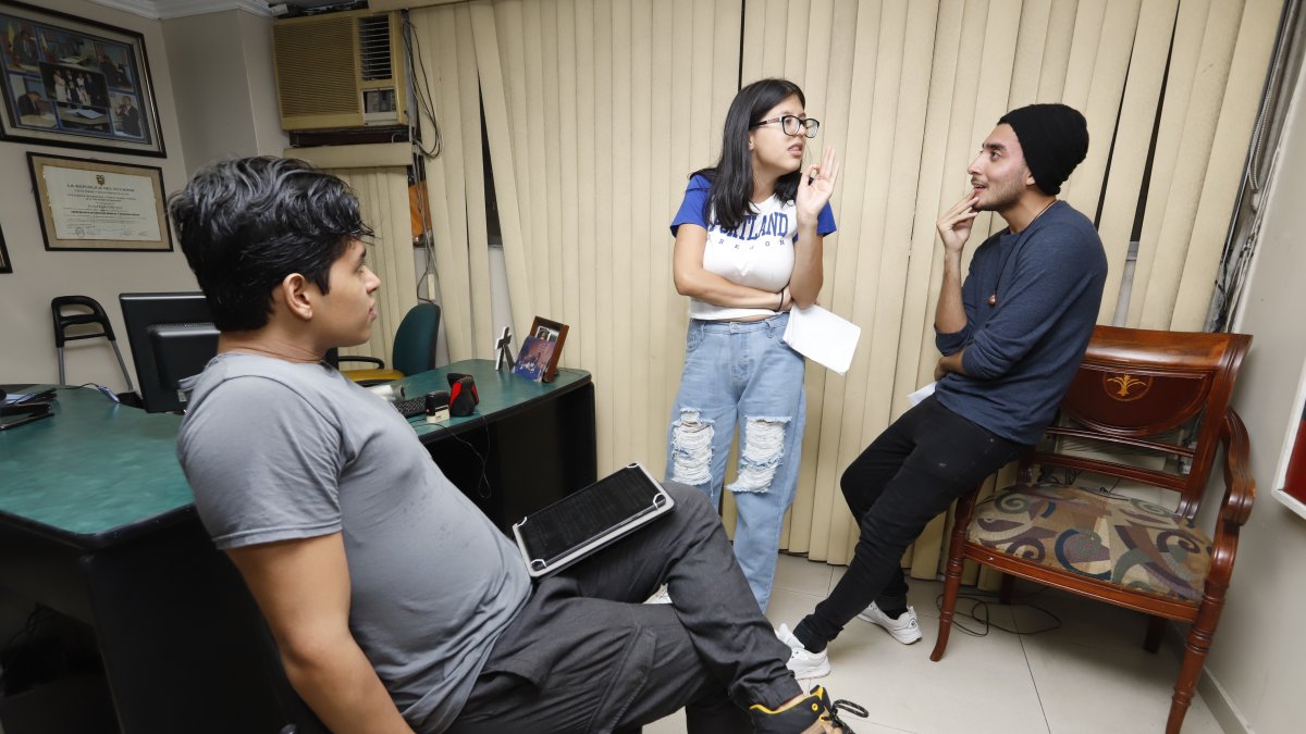 Ensayo. Nicolás Laborda (d) se encuentra practicando las líneas para su obra de teatro, que estrenará en abril, junto a sus colaboradores y amigos Cristian Euvin y Alba Toledo.