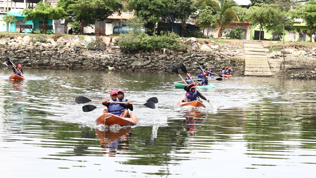 Los niños y niñas del programa usan las aguas del estero para la práctica, con el anhelo de algún día poder llegar a selección nacional en un deporte que incluso es olímpico.