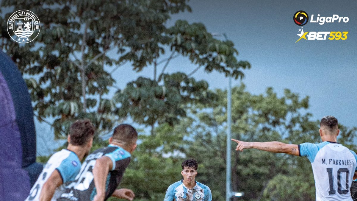 Los jugadores de Guayaquil City dominan el balón en medio de una cancha del Guayaquil City que dejó mucho que desear.