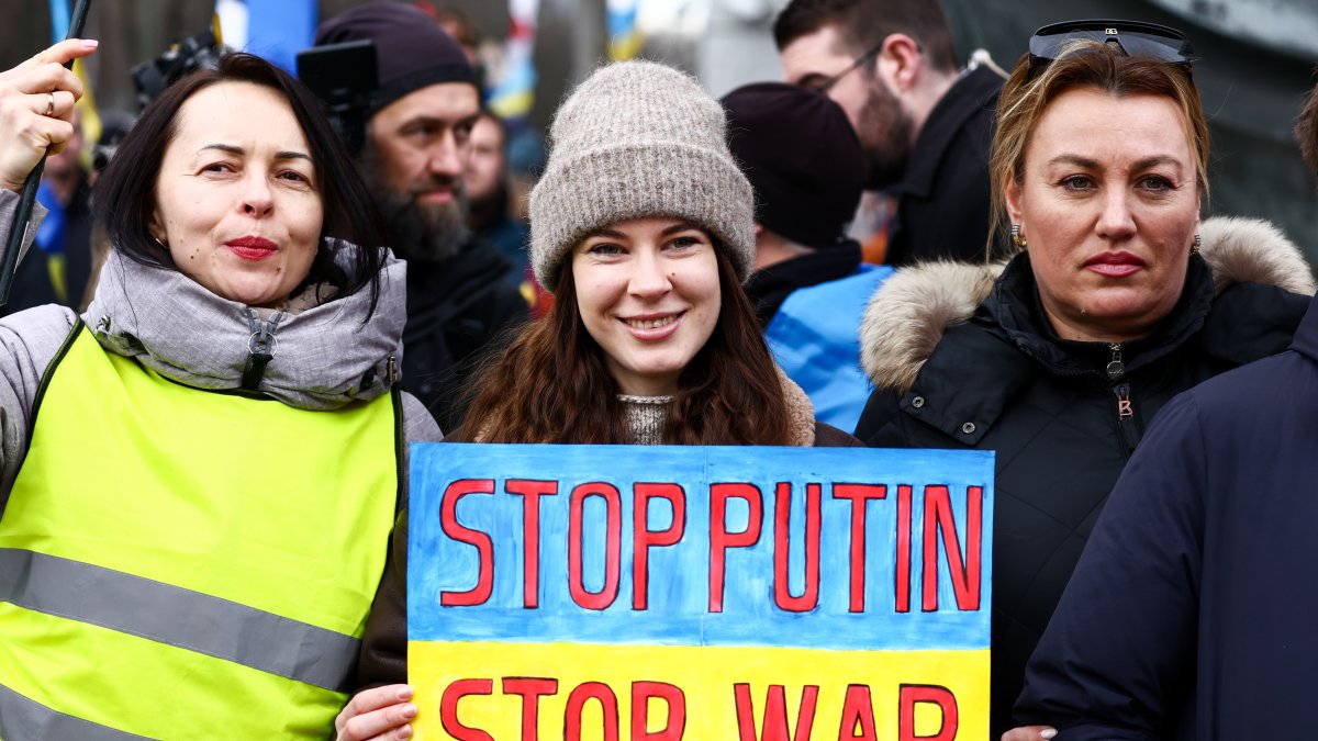 Protesta en Bruselas en contra de la campaña armamentística impulsada por Rusia sobre Ucrania.