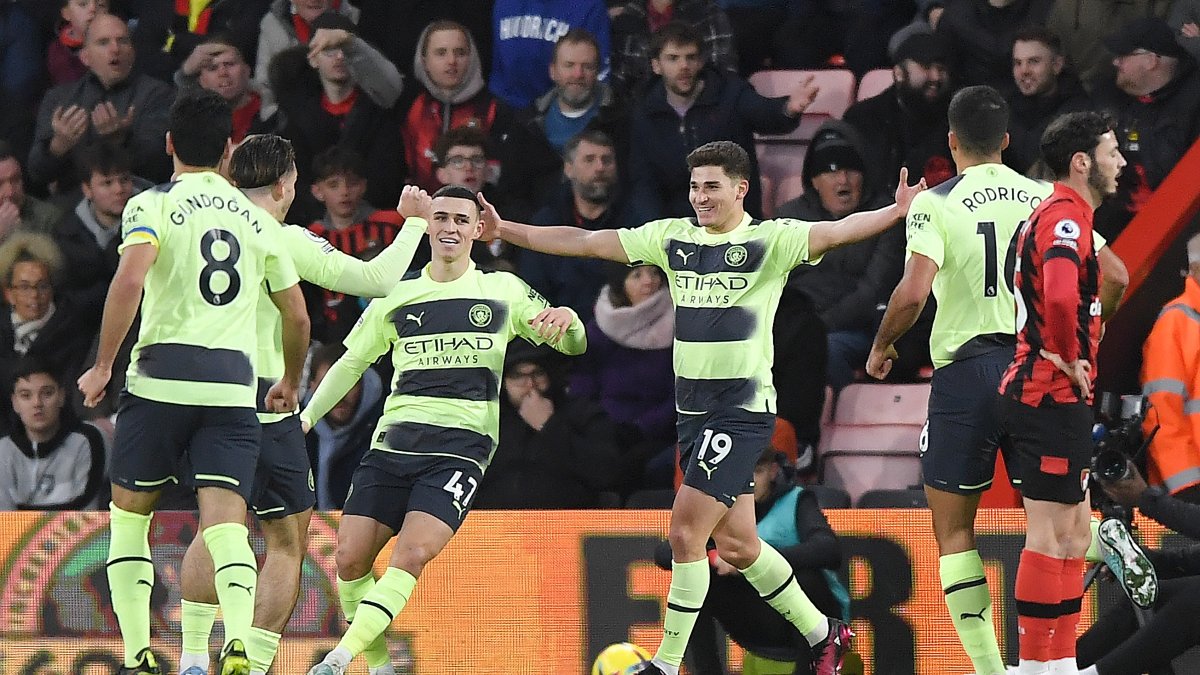 (i-d) Ilkay Gundogan, Jack Grealish, Phil Foden, Julián Ávarez y Rodri celebran el gol del delantero argentino frente al Bournemouth.