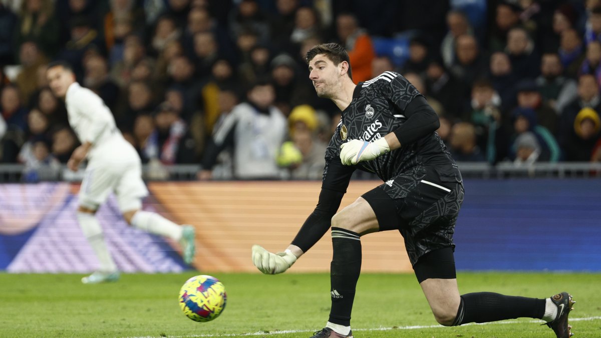 Thibaut Courtois, portero del Real Madrid, en acción durante el duelo contra el Atlético de Madrid por la fecha 23 de LaLiga.