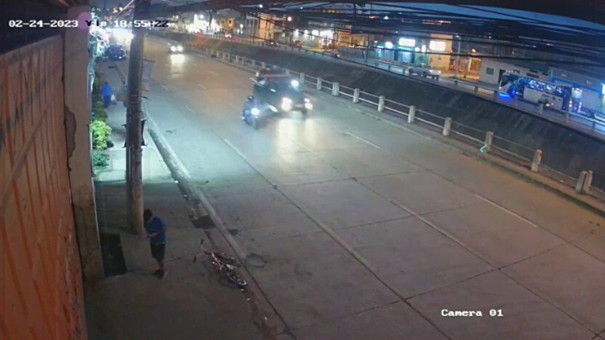 Cámara de seguridad capta el momento en que niño llega en bicicleta y coloca el artefacto.