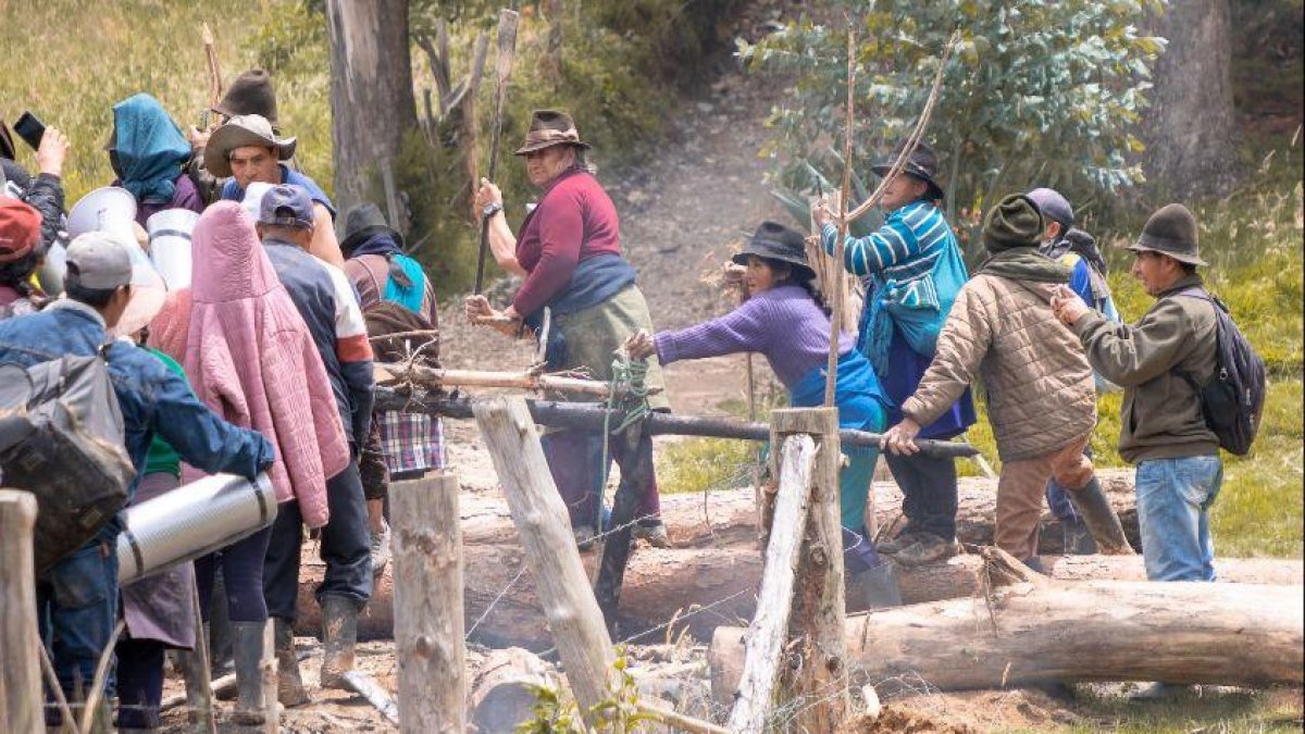 Concentración. Un grupo de personas se opone a que la empresa privada realice trabajos de extracción en la zona.