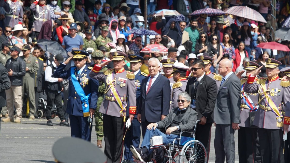 El primer mandatario ingresó acompañado de otros altos mandos.