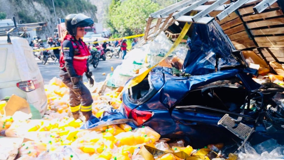 Daños. Al menos cinco vehículos fueron impactados por el camión.
