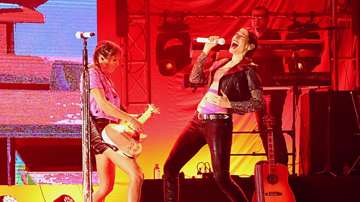 Hannah y Ashley al salir en escena.