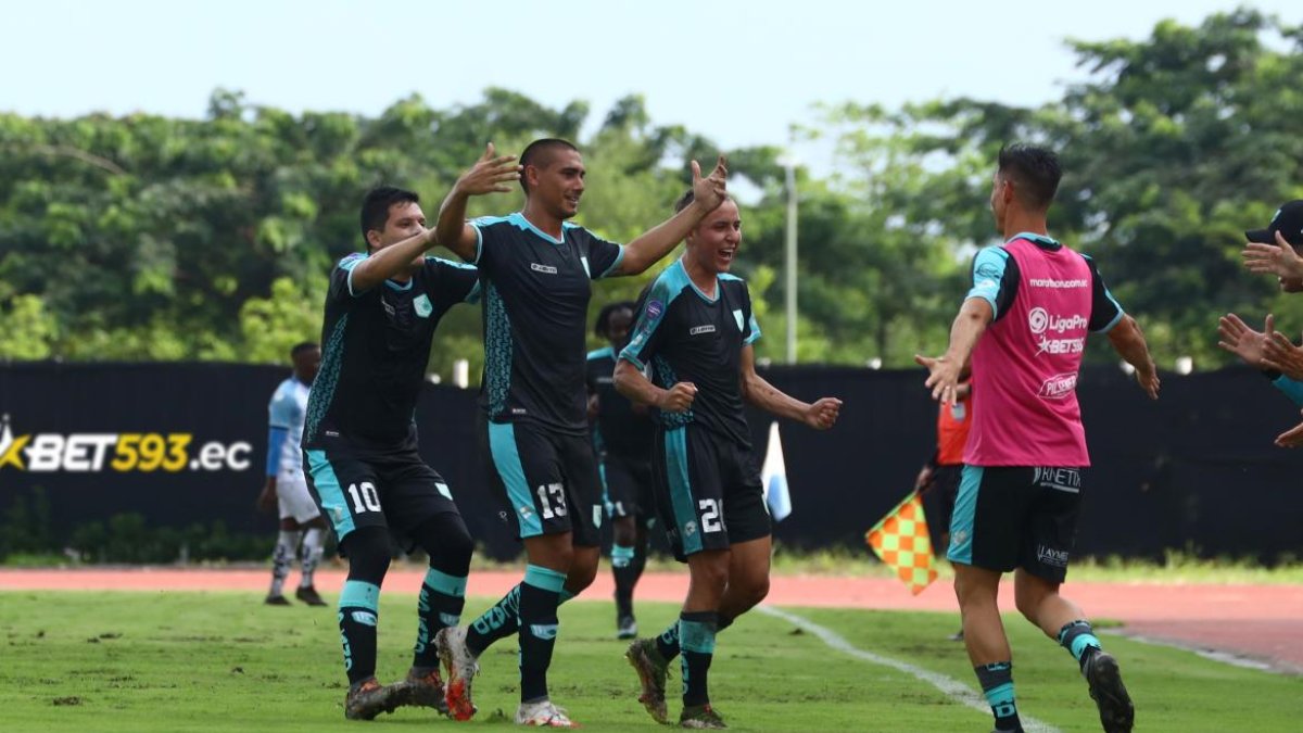 El zaguero Teodoro Paredes (c) y su celebración tras marcar el gol del Cumbayá