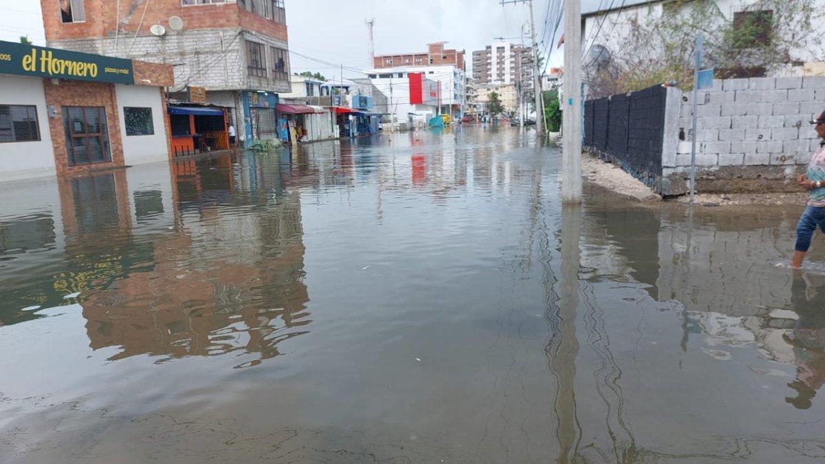 Hasta la mañana del domingo,el agua seguía acumulada en la segunda avenida de Salinas.