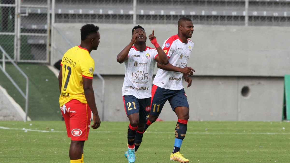 Steven Gómez (c) abrió el marcador en el Gonzalo Pozo Ripalda.