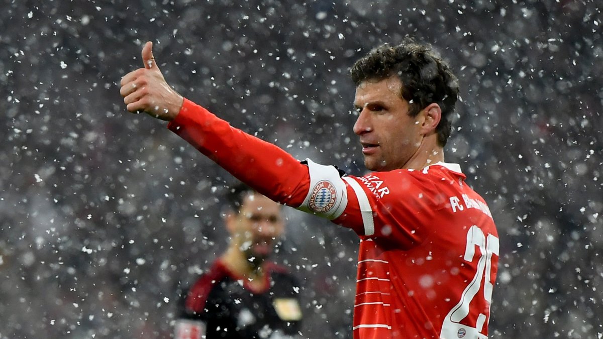 La figura alemán Thomas Müller, delantero del Bayern Múnich festeja una anotación de su equipo.