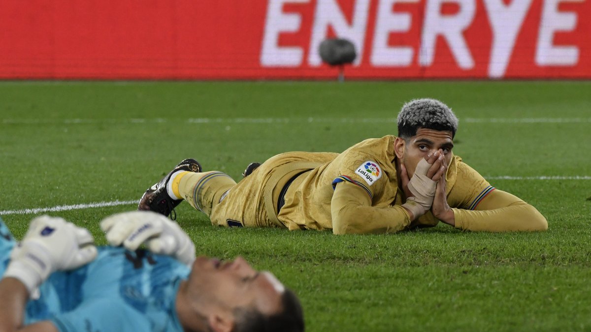 Ronald Araújo (d), central del Barcelona, se lamenta una clara ocasión que pudo significar el empate. 