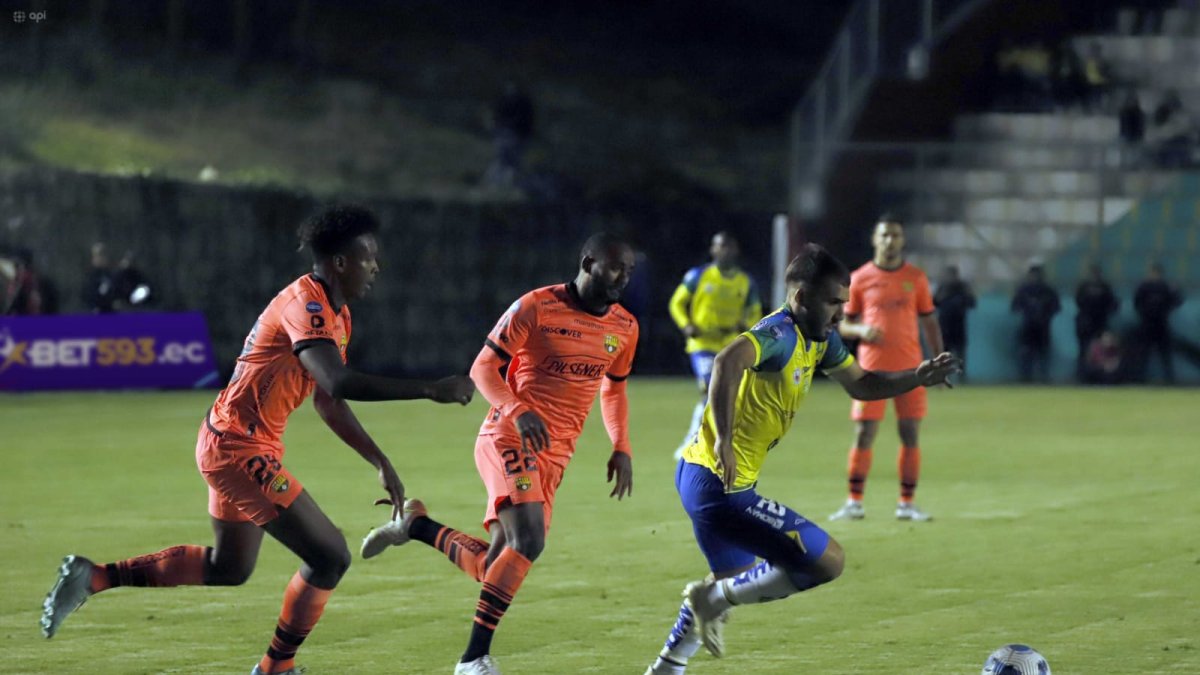 El zaguero Joshué Quiñónez (i) junto al volante Leonai Souza (c), de Barcelona, persiguen al delantero Tobías Donsanti (d), del Gualaceo.