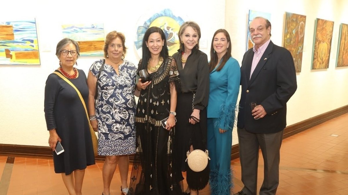 Exhibición. El embajador Roberto Illingworth, junto a parte de las artistas que presentan sus obras.