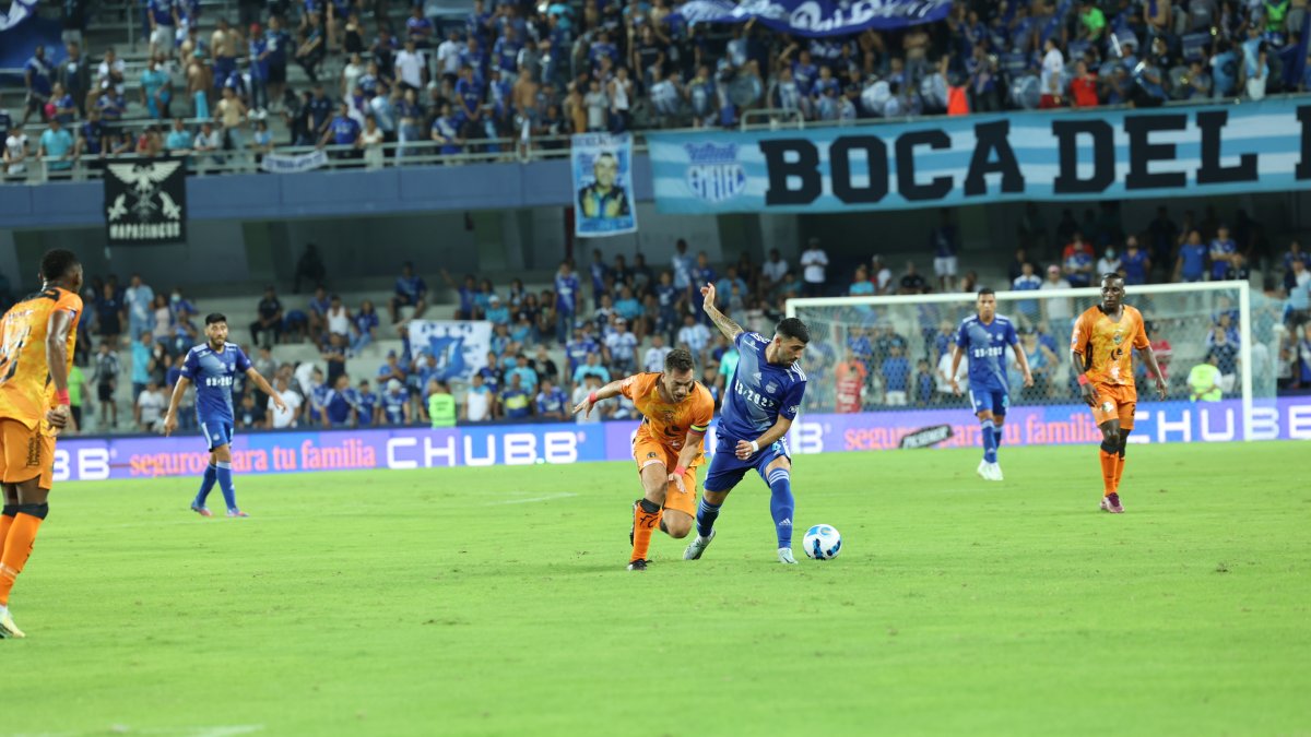 José Alberti se lució con pases profundos, remates de larga distancia y despliegue físico.