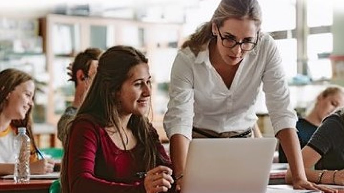 Hay quienes piensan que el rol del profesor universitario ha cambiado; y otros que estiman que lo diferente es la forma en que debe realizar su labor.