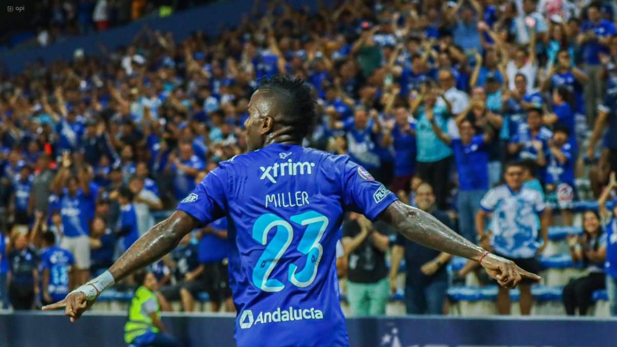 Bolaños en la celebración del segundo gol ante Libertad.