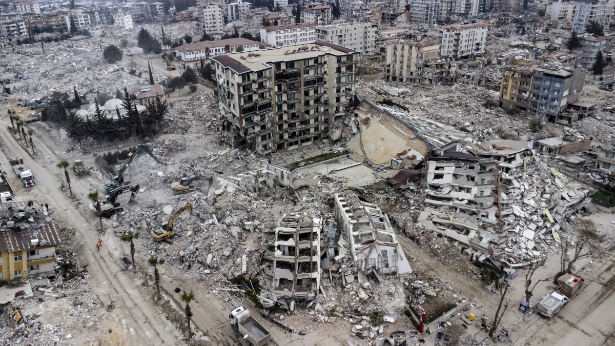 Una vista aérea tomada con un dron muestra una vista de los edificios derrumbados tras un fuerte terremoto en Hatay, Turquía, el 21 de febrero de 2023.