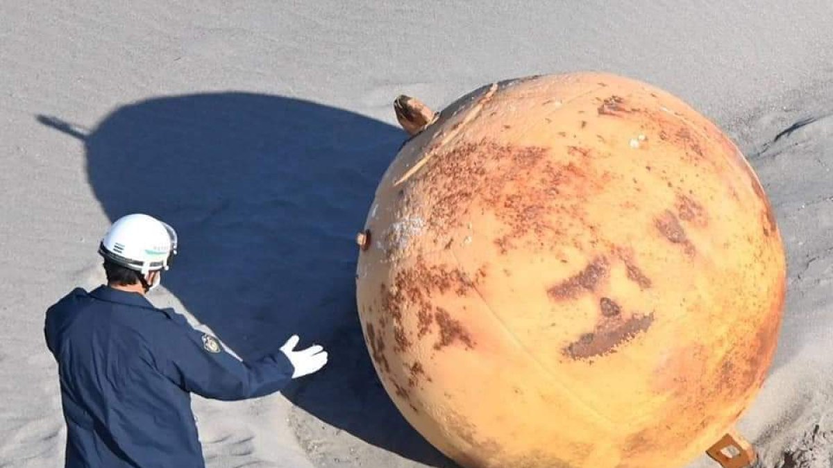 Una misteriosa esfera de metal fue encontrada en las playas de Japón.