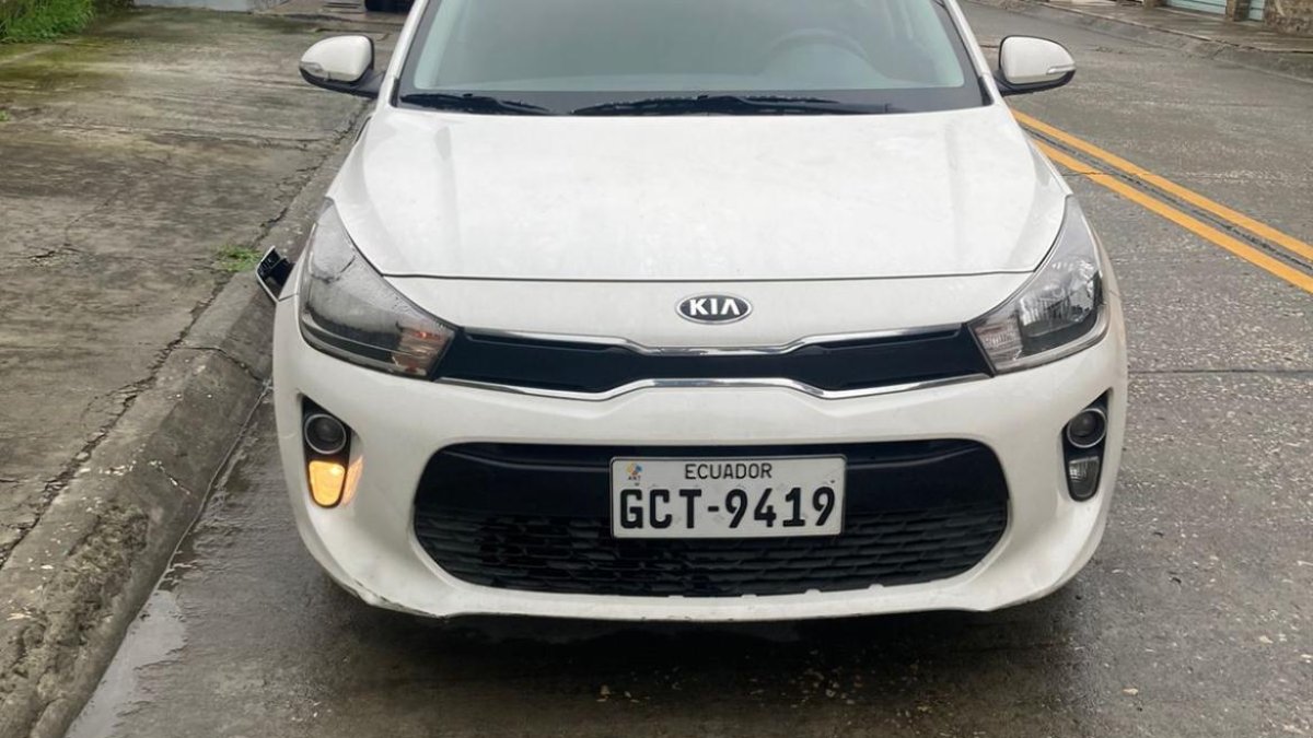 El vehículo robado apareció abandonado en Guayacanes.