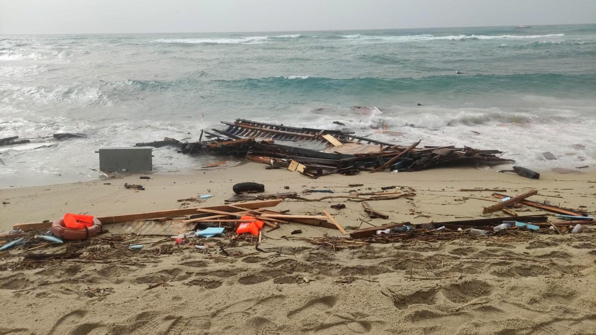 Restos arrastrados a la costa en una playa cerca de Cutro, provincia de Crotone, sur de Italia, tras el naufragio de una embarcación del domingo 26 de Febrero.